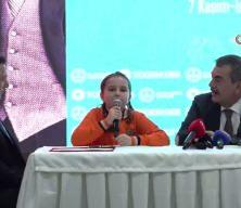 Mili Eğitim Bakanı Yusuf Tekin ile  öğrenci arasında güldüren konuşma