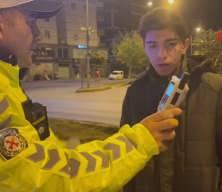 Seyir halindeyken uyuyan sürücü, kaza sonrası da uyumaya devam etti!