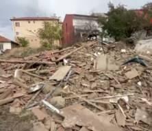 Sungurlu'da iki katlı metruk ev çöktü