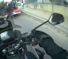 Trafikte skandal hareket! Çocukların canını tehllikeye atan sürücü tepki çekti