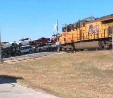 Yük treni araba dolu TIR'ı biçti! Şoke eden görüntüler ABD'den