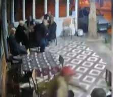 Depreme kahvehanede yakalandılar: Çayını elinden bırakmadı!