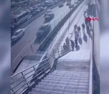 Cevizlibağ'da metrobüsün çarptığı engelli yolcu hayatını kaybetti; kaza kamerada