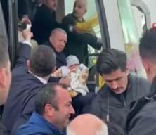 Cumhurbaşkanı Erdoğan, Adıyaman’da 4 aylık bebeği sevmek için konvoyu durdurdu