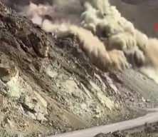 Devasa kayalar dinamit patlatılarak unufak oldu!