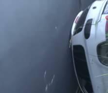 Direksiyon hakimiyetini kaybeden sürücü boşluğa uçtu! İşte savaş yerini andıran kaza