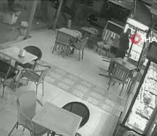  Elinde bıçakla müşterilere saldıran alkollü şahıs herkesi korkuttu