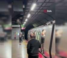 İstanbul'da metroda yaşanan ilginç anlar kamerada