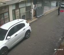 Manisa’da 2. kattan düşen kediyi polis memuru kurtardı