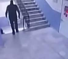Manisa'da öğrenciyi merdivenden iten okul müdürü gözaltına alındı