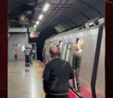Metroda korku dolu anlar! M2 metro hattında bir yolcu metronun üzerine çıktı! 