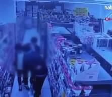 Oğlunu darbettiğini öne sürdüğü market çalışanını yumruklayıp tekmeledi