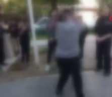 Ortaokullu kızlar birbirine girdi, arkadaşları ayırmak yerine video çekti