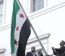Suriye'den tarihi adım! Ülkenin yeni bayrağı, Londra'da dalgalanmaya başladı