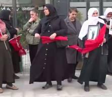 Vanlı aileler DEM Parti binası önündeki "evlat nöbeti"ni sürdürdü