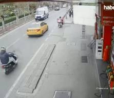 Ambulansa yol vermek için duran motosikletliye araba çarptı!