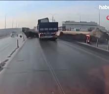 Araç sollamak isterken tırın önünde kaldı