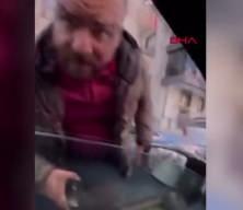 Avcılar'da ters yönden gelen sürücü, yanında eşi ve bebeği olan adama saldırdı