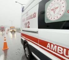 Bariyerlere çarpan tırın sürücüsü kazadan yara almadan kurtuldu