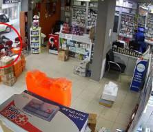 Bursa'da bir suç makinesi eczane önüne çıkan kadın çalışana saldırıp kıyafetini çıkarmaya çalıştı