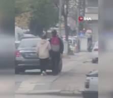 Aracını kaldırımdaki engelli yoluna park etti: Verilen ceza ödül gibi!