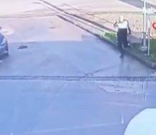  Dikkatsiz sürücü polise çarptı!