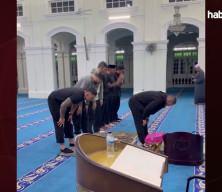 Efsane sporcu Khabib Nurmagomedov, cemaate namaz kıldırdı