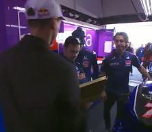 En fazla iki tane yiyin! Toprak Razgatlıoğlu yeni takımına baklava dağıttı!