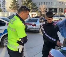 Jandarmadan kaçtı kafede kahve içerken yakayı ele verdi, basına saldırdı