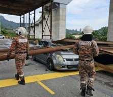 Malezya'da feci kaza: Tonlarca ağırlıktaki metal kirişlerin altında kaldı