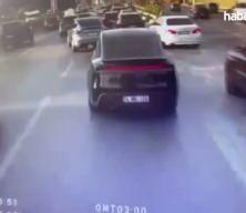 Maltepe'de motosikletin önündeki otomobile çarpması kamerada