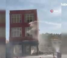 Mersin’de 2 katlı bina titreşimle yıkıldı