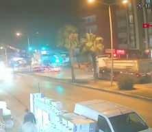 Otomobil kamyona ok gibi saplandı