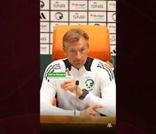 Fransız teknik direktör, ezan okunduğu sırada basın toplantısına ara verdi