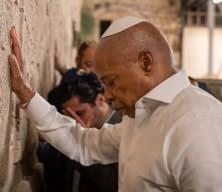 Seçimi Müslüman adaya kaybetti, ilk iş İsrail'e gidip ağlamak oldu