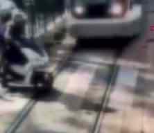 Tramvay yoluna kontrolsüz dalan sürücü ölümden döndü