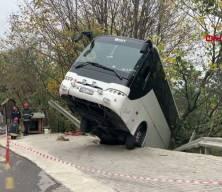 Yokuşta park edilen tur otobüs, şarampole düştü