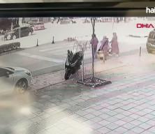 Yaya geçidinde dururken otomobilin arkasından vurduğu taksi, anne ile bebeğine çarptı