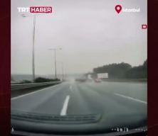 Kayganlaşan yolda tırın ters dönüp şarampole yuvarlandığı anlar kamerada