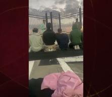 ABD'de namaz kılan Müslüman öğrenciler hedef alındı! Hakaret ve saldırı anları kaydedildi