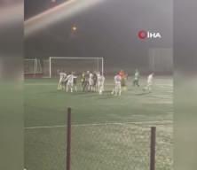 Amatör maçta futbolcular maçı bırakıp kavgaya tutuştu