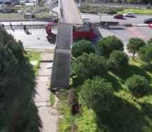 Avcılar'da iş makinesi taşıyan tır üstgeçide çarptı