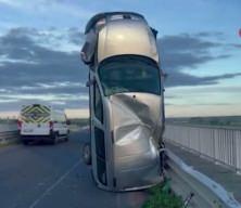 Bariyere çarpan araç dik durdu