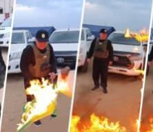 Beceriksiz işbirlikçi! Hamas’ı tehdit edip flama yakarken kendi militanını tutuşturdu