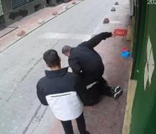 Beyoğlu’nda yere yatırıp defalarca yumruk attı: Kafasını tekmeledi