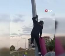 Bursa'da çocukların bayrak hassasiyeti duygulandırdı..Direğe böyle tırmandılar