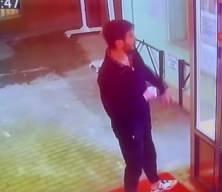 Cami kapısını yumruklayan şahsın saldırı anları güvenlik kamerasında