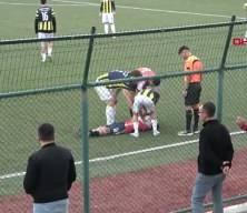 Dili boğazına kaçan futbolcuya, hakemden hayati müdahale