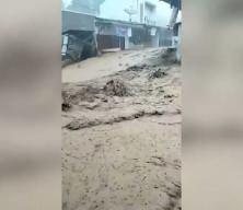  Endonezya’nın Sumatra Adası şiddetli yağışlarla mücadele ediyor!