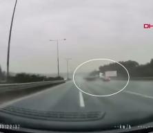 Devasa tır otobanda bir anda ters döndü! Otobanda dehşet anları